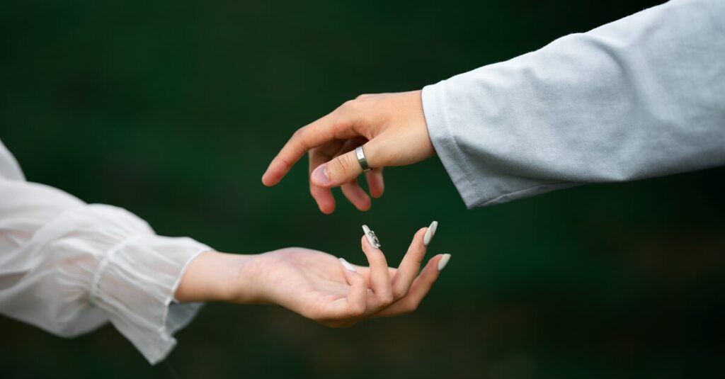 二人の間に静かな線が引かれた穏やかな情景。境界線が安心なつながりを生む様子を象徴する風景。