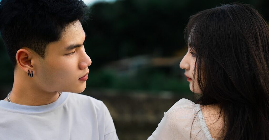 苦しさを抱えながらもそばに留まる女性。距離を置けないまま無理をしてきた日々を象徴する風景。