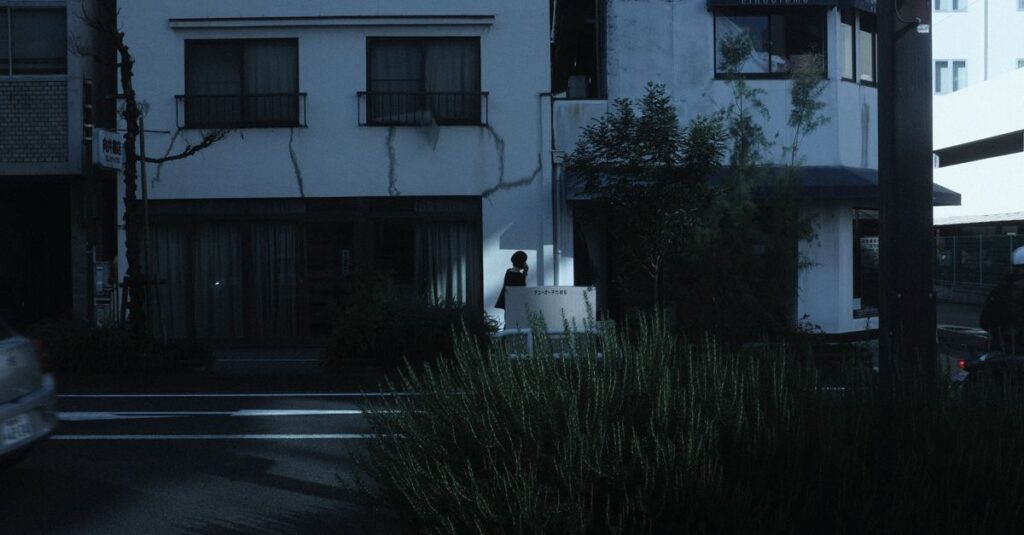 走り続けても安心にたどり着けない女性。ちゃんとし続けた疲れを象徴する静かな風景。