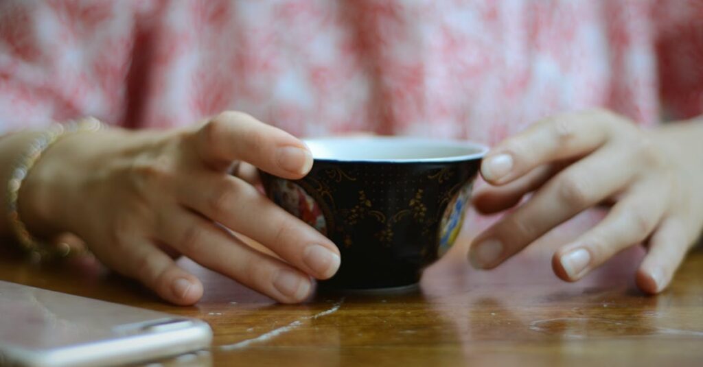 あたたかい飲み物を静かに持つ手元。大切な気持ちを急がず守るやわらかな心の動きを表す情景。