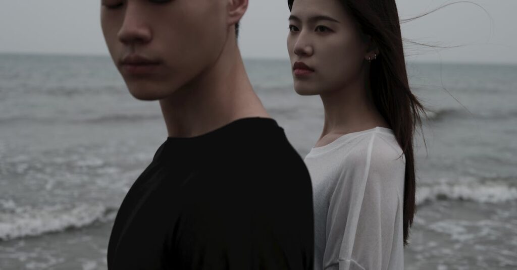 苦しさを抱えながらもそばに留まる女性。距離を置けないまま無理をしてきた日々を象徴する風景。