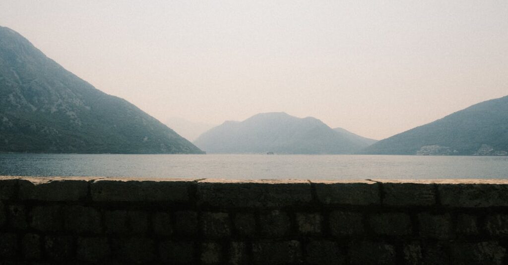 静かな冬の街で離れて立つ人影。正しさで戦わない静かな距離を象徴する風景。