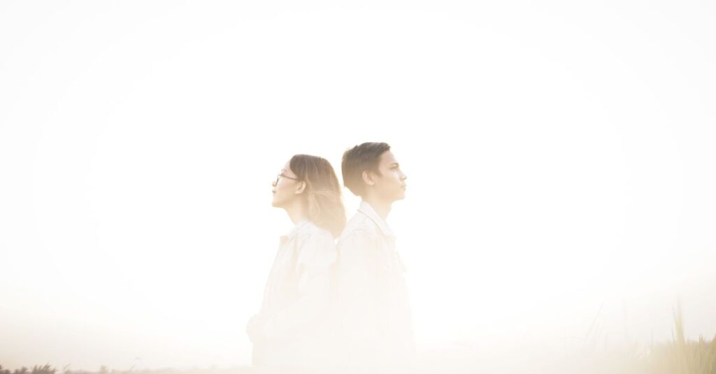 穏やかに距離を保ちながら向き合う二人。適切な距離が生む安心を象徴する風景。