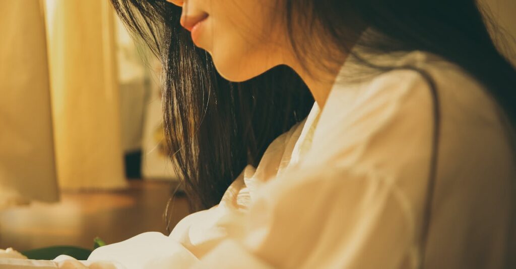 空を見上げながら静かに考える女性。ちゃんとの正体を問い直す内省の時間を象徴する風景。