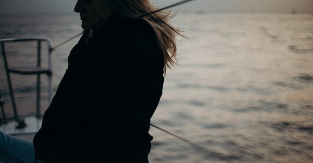 広い草原にひとり立つ旅人。ひとり時間の静けさを象徴する風景。