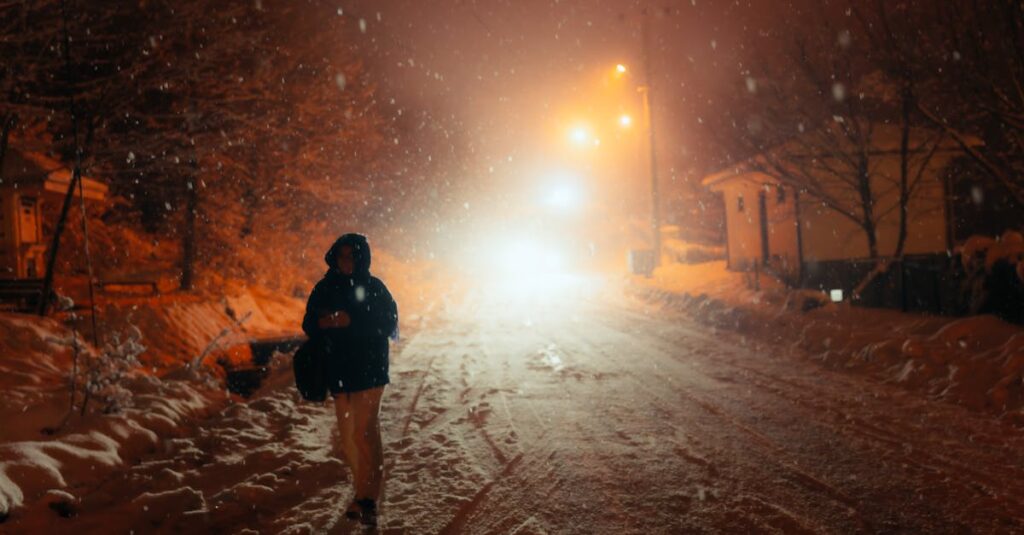 静かな冬の街で離れて歩く人影。正しさで戦わなくていい。違いは距離を測るヒント。