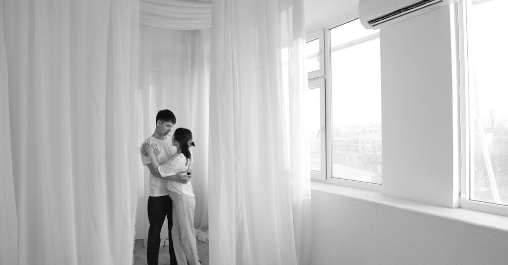 穏やかに距離を保ちながら向き合う二人。適切な距離が生む安心を象徴する風景。
