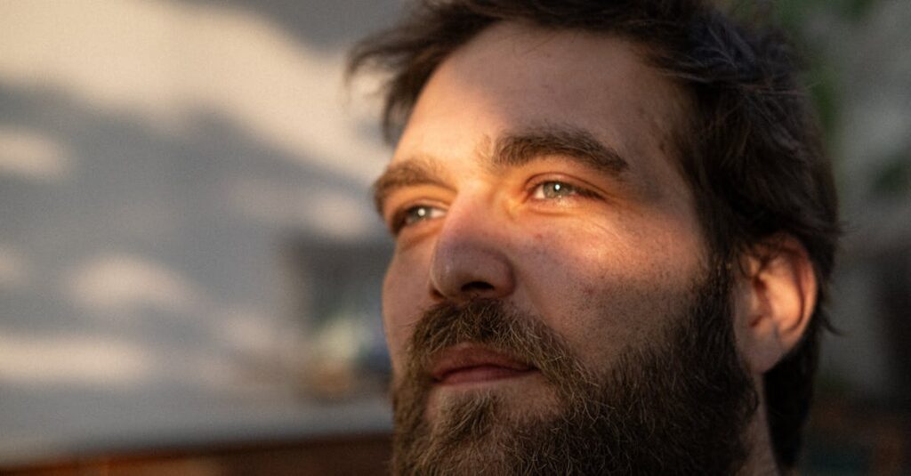 やわらかな光の中で静かに考える女性。過去の自分を責めずに見つめ直す穏やかな時間。