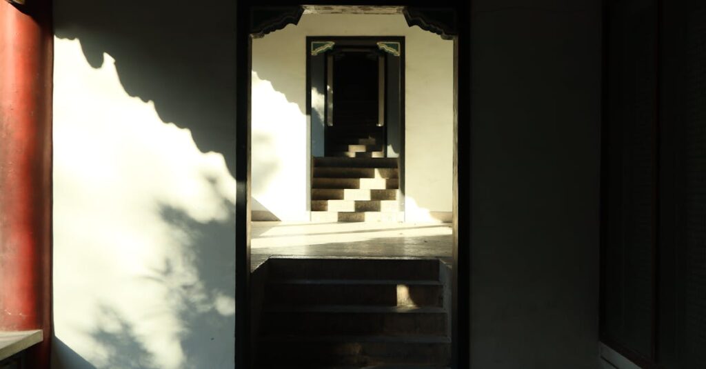 やわらかな光が差し込む静かな扉の風景。人とのあいだに必要な境界線と、やさしい距離感を象徴する情景。