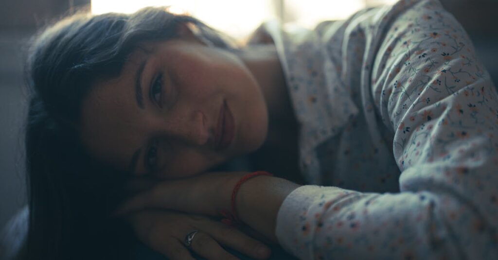 窓から入るやわらかな光と静かな空気。正しい答えよりも、受け止められる安心を求める心を表す風景。