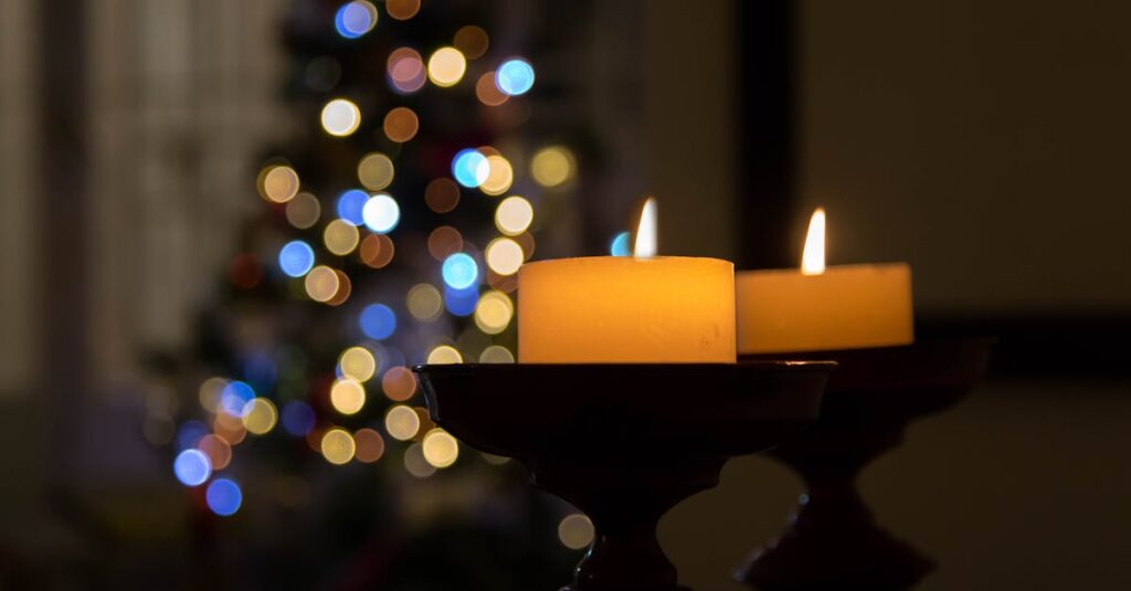 やわらかな灯りの中で静かに向き合う二人。答えを渡すのではなく共に探す対話を象徴する風景。