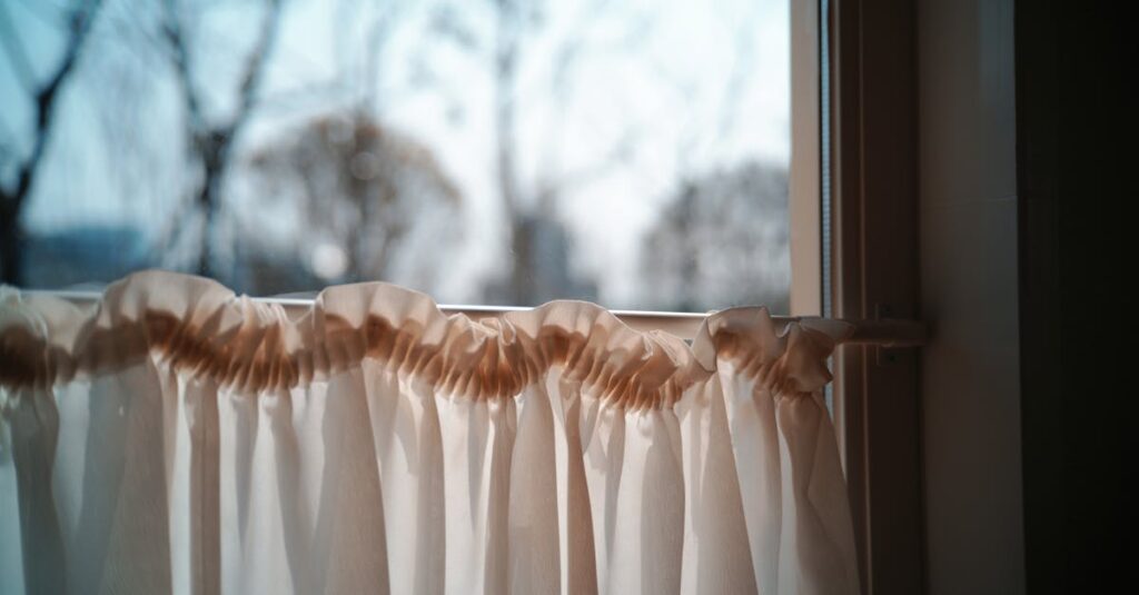 夕暮れの窓辺に静かな光が残る風景。止まりたいのに安心できず動いてしまう心の揺れを象徴する情景。