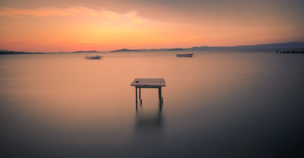 窓から差し込むやわらかな光。言葉で感情がほどける瞬間を象徴する風景。