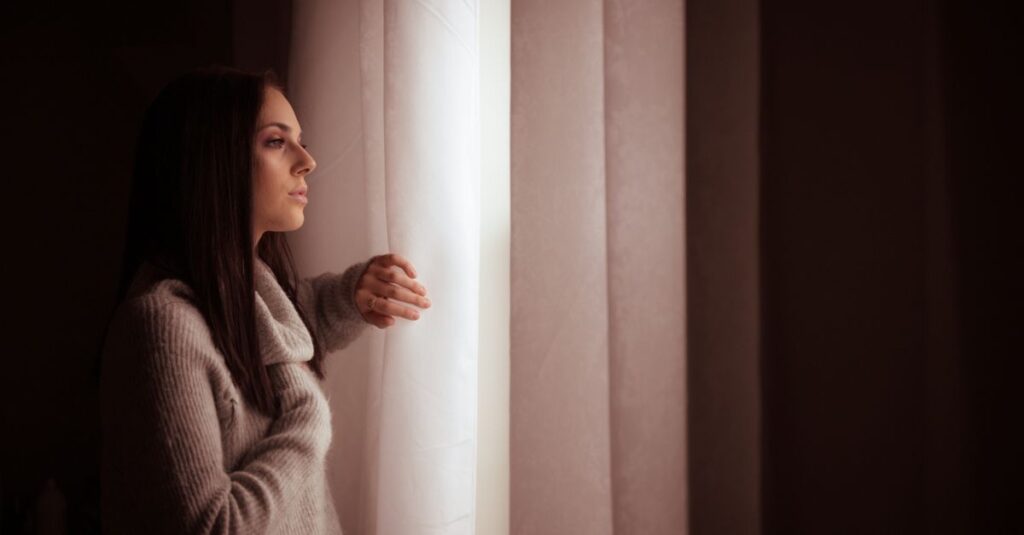 やわらかな光の中で静かに息をつく女性。距離を置いたら、前より呼吸が深くなった。