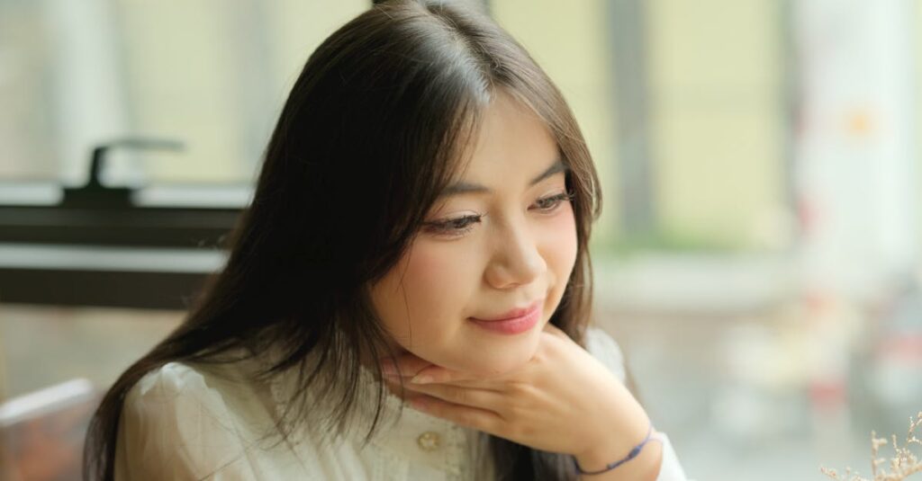 やわらかな光の中で穏やかに微笑む女性。自分を守りながら優しくあり続ける静かな強さを象徴する風景。