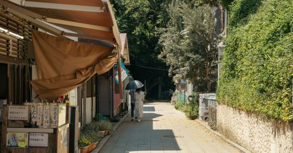 二人の間に静かな線が引かれた穏やかな情景。境界線が安心なつながりを生む様子を象徴する風景。