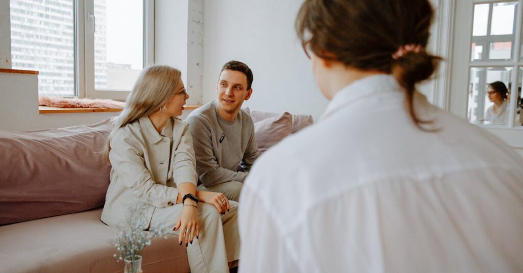 静かな部屋で穏やかに対話する二人。対話型ヒプノセッションの雰囲気を象徴する風景。