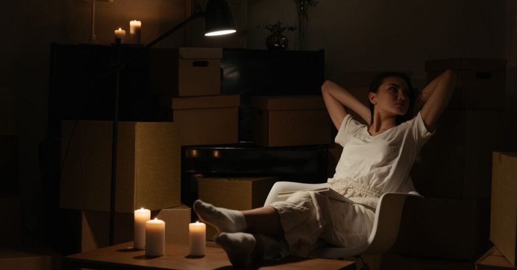 小さな部屋でひとり静かに座る人。心の引き出しがひとつ開いて、ひとつ閉まった夕暮れ。