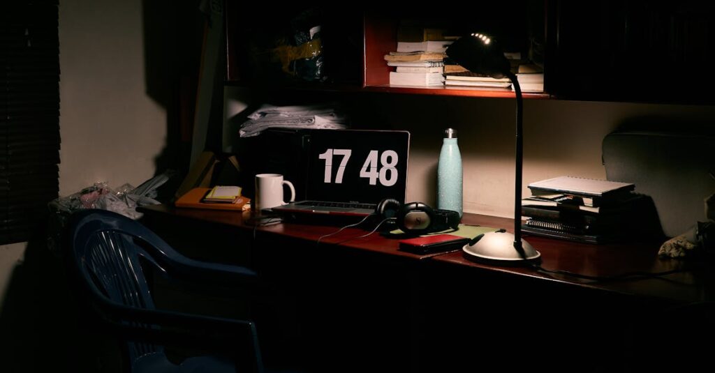 やわらかな灯りとノートが置かれた静かな夜の机。自分にとっての安心を少しずつ見つけていく穏やかな時間を象徴する風景。