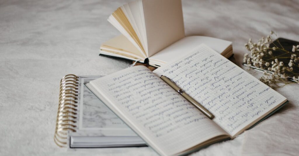 窓辺のやわらかな光と開かれたノート。誰かに言う前に、自分の本音を静かに受け取る時間を象徴する風景。