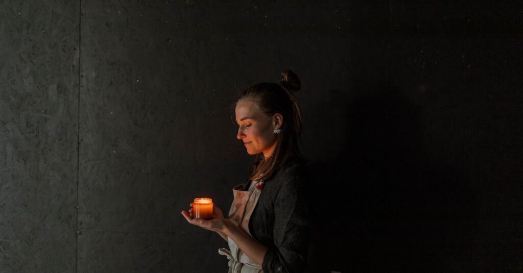 やわらかな光のある静かな部屋。言いたい気持ちをそっと飲み込み、自分を後ろに下げてしまう心を象徴する風景。