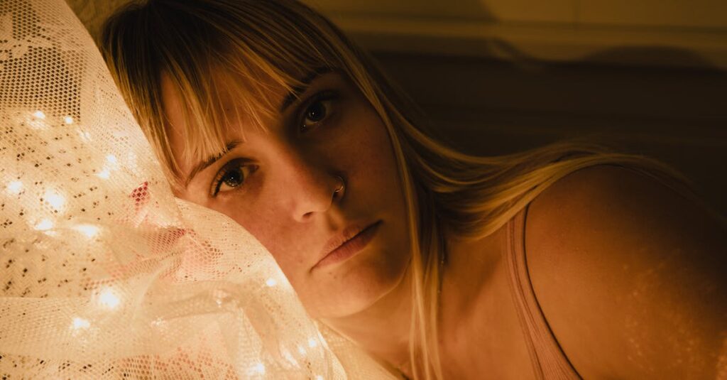 やわらかな光に包まれた静かな空間。言葉になる前の本音を急がず守る、穏やかな心の在り方を表す風景。