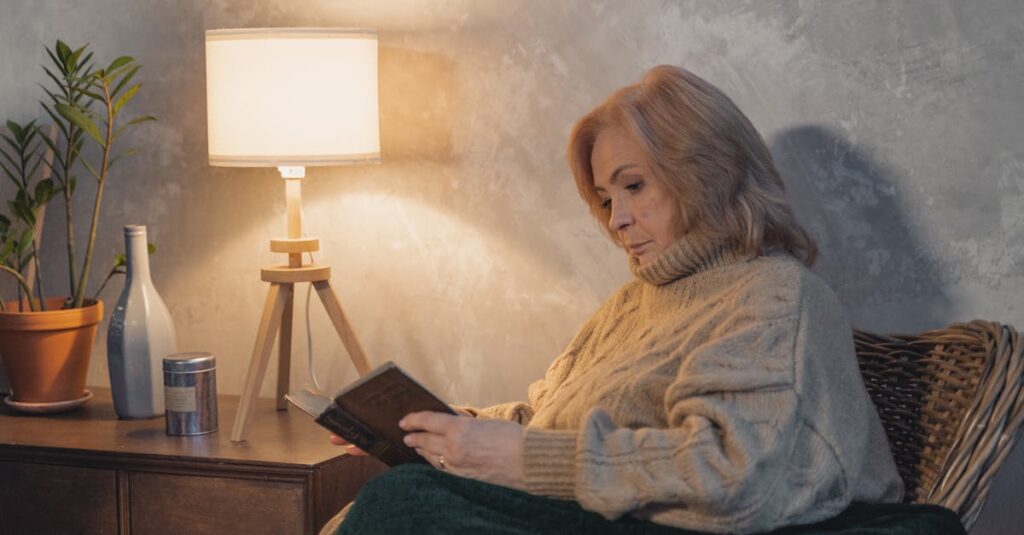 小さな部屋でひとり静かに座る人。心の引き出しがひとつ開いて、ひとつ閉まった夕暮れ。