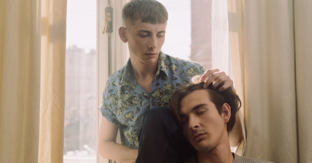 やわらかな光の中で静かに続く帰り道。派手ではないけれど深く心に残る安心と、戻ってこられる感覚を象徴する風景。