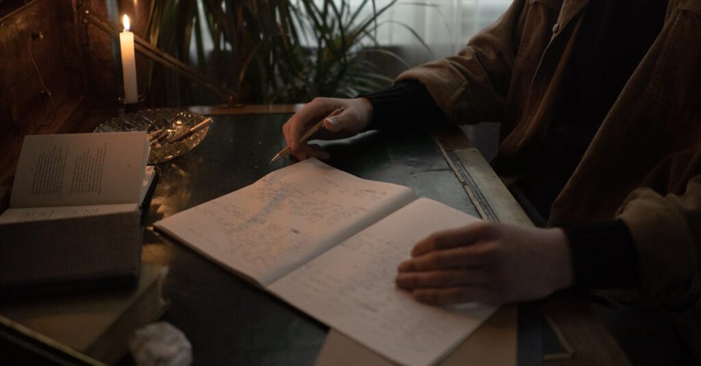 やわらかな光の中に置かれたノート。まだ言葉になる前の気持ちを静かに見つめる時間を象徴する風景。