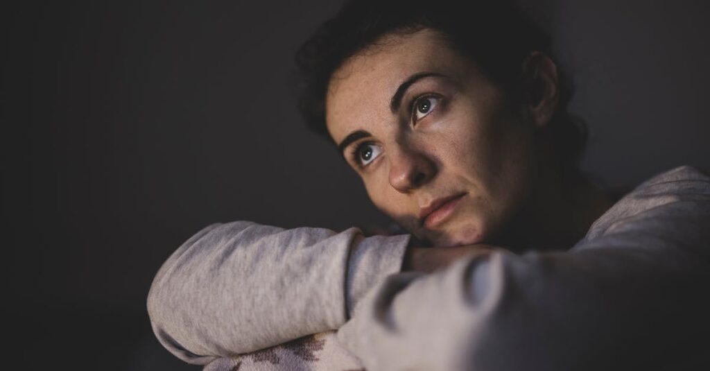 胸元にそっと手を添える静かな仕草。言葉にならない本音を守るような、やわらかな心の動きを表す情景。