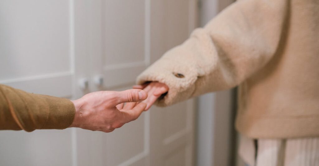 二人の間に静かな線が引かれた穏やかな情景。境界線が安心なつながりを生む様子を象徴する風景。