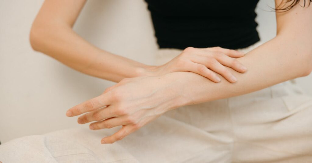 胸元にそっと手を添える静かな仕草。相手だけでなく自分にもやさしさを向ける感覚を象徴する情景。