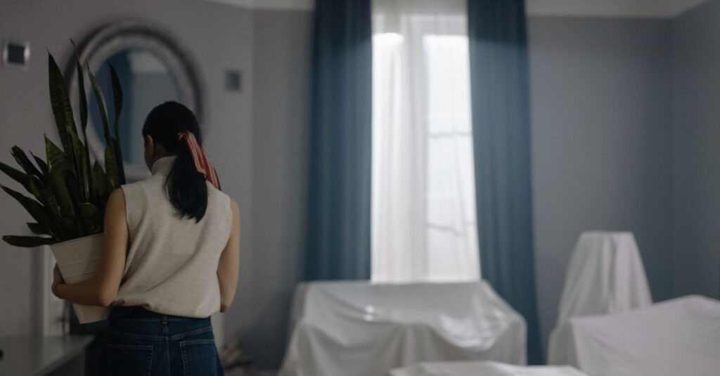 他者の重さまで背負いながら静かに立つ女性。境界線があいまいになった優しさの消耗を象徴する風景。