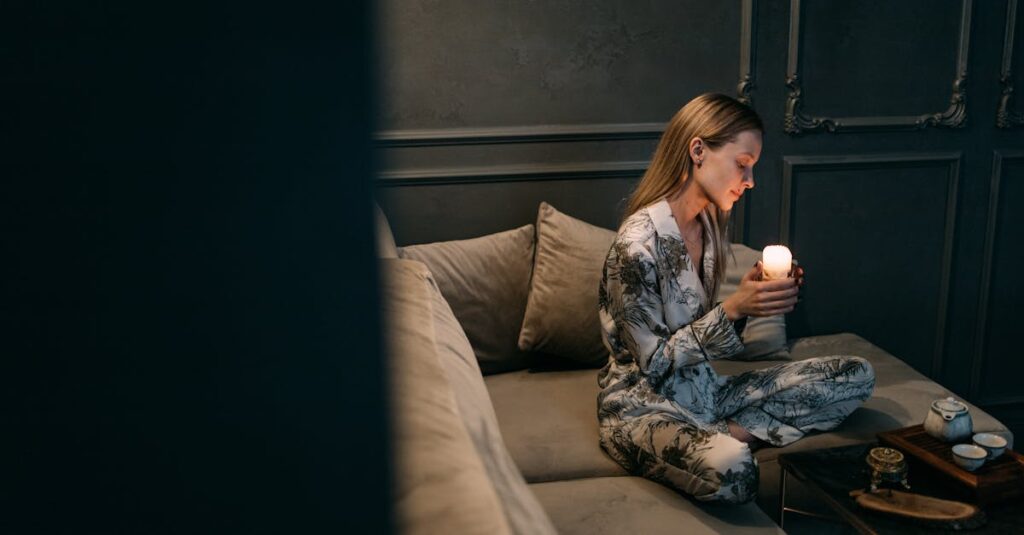 やわらかな光に包まれた静かな空間。正解より先に、呼吸が戻るかどうかでわかる安心な関係を象徴する風景。