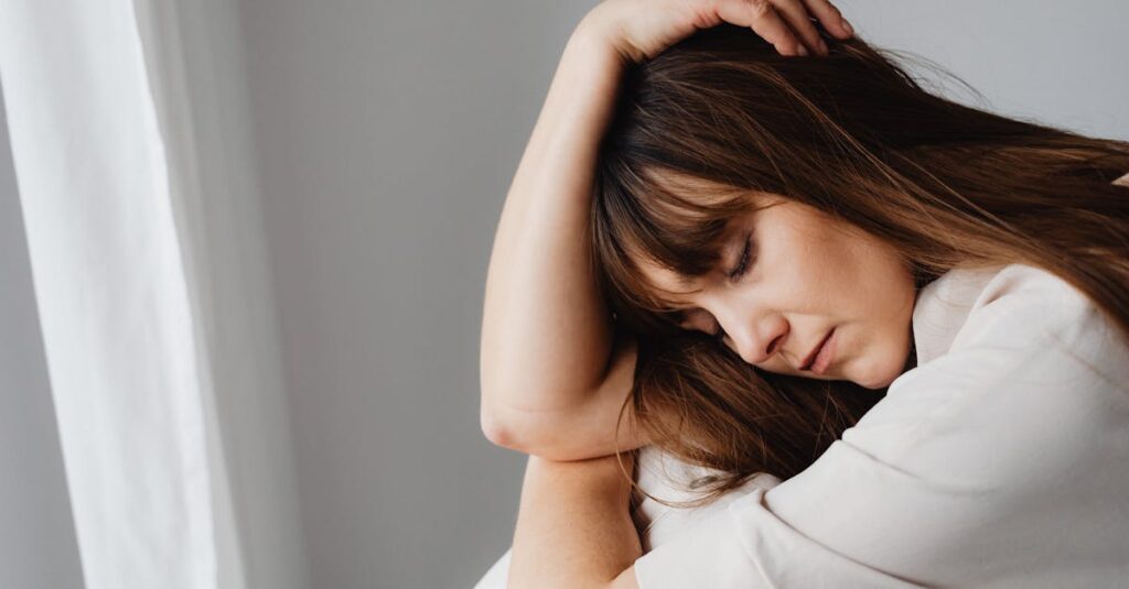 やわらかな光の中で静かに息をつく女性。距離を置いたら、前より呼吸が深くなった。