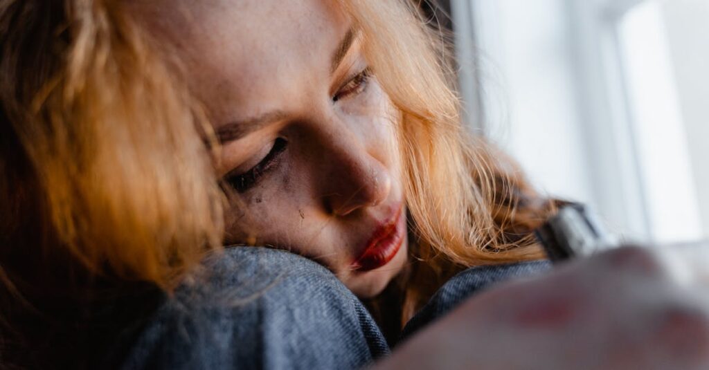 静かな机に落ちるやわらかな影。少しずつ積もった我慢で心が疲れていく感覚を表す穏やかな風景。