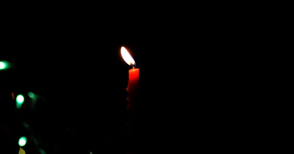 やわらかな灯りの中で静かに向き合う二人。答えを渡すのではなく共に探す対話を象徴する風景。