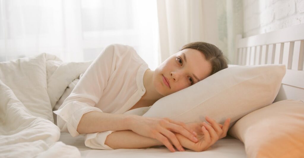 やわらかな朝の光に照らされた静かな道。自分の気持ちを後回しにせず、少しずつ自分を大切にしていく心を象徴する風景。