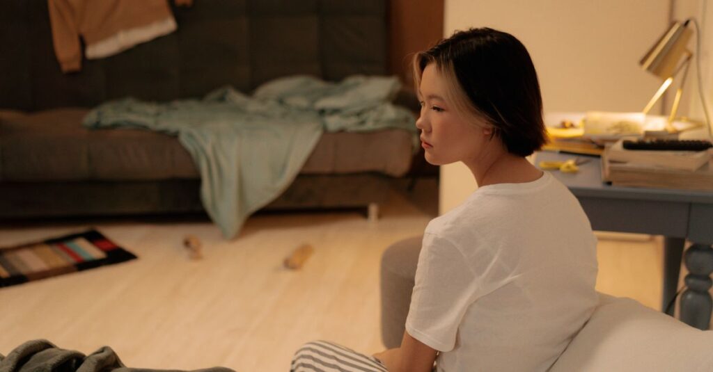 小さな部屋でひとり静かに座る人。心の引き出しがひとつ開いて、ひとつ閉まった夕暮れ。