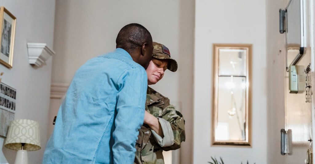 やわらかな朝の光の中で静かに続く帰り道。戻る場所があることで、人との関わりが少しやさしくなっていく心を象徴する風景。