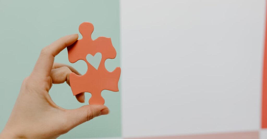 胸元にそっと手を添える静かな仕草。相手を思う気持ちの奥で、自分を後回しにしてきた心に気づく時間を象徴する情景。