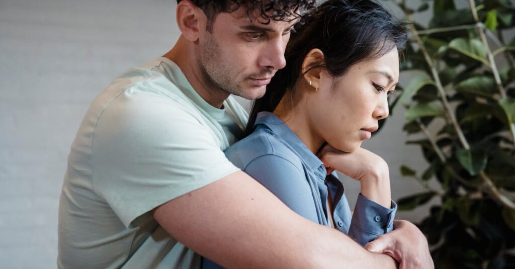 近すぎる距離に息苦しさを感じる情景。近づきすぎた関係の重さを象徴する風景。