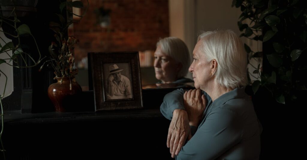 床に散らばる古い写真。懐かしい記憶がそっとよみがえる、静かな午後。