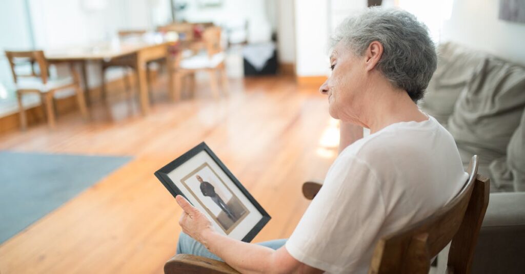 小さな部屋でひとり静かに座る人。心の引き出しがひとつ開いて、ひとつ閉まった夕暮れ。