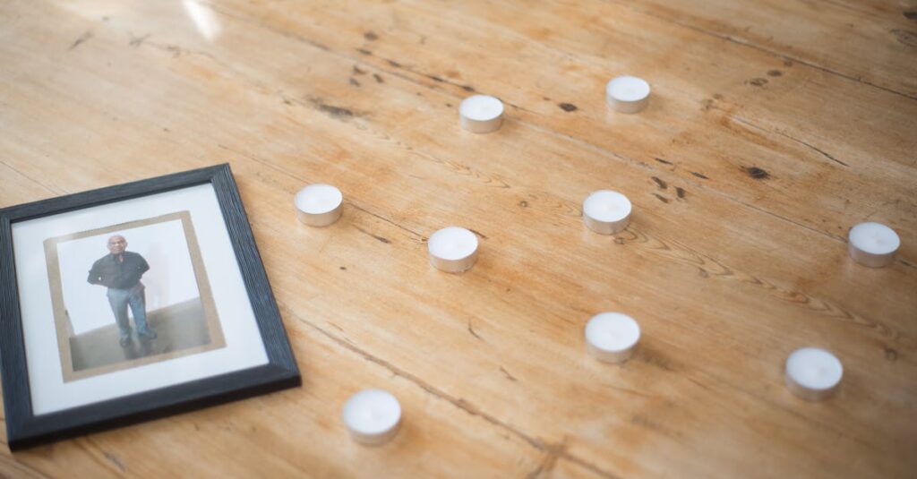 窓に映るやわらかな光と静かな影。わかってもらえなかったときのさみしさと、言葉にならない痛みを表す風景。