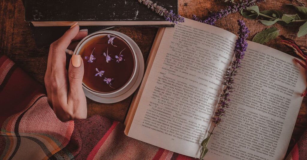 あたたかい飲み物と静かな時間のある穏やかな情景。急かされず、押しつけられず、丁寧に扱われる安心を象徴する風景。