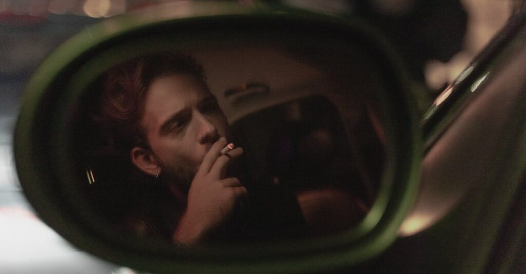 静かな冬の街を歩く後ろ姿。人との距離を考える心を象徴する風景。