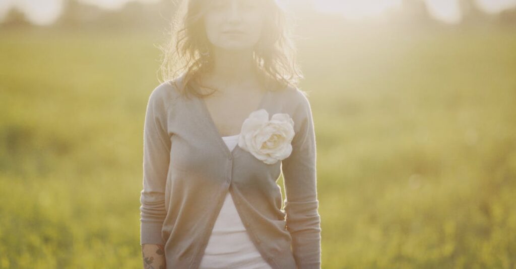 静かな部屋で穏やかに対話する二人。対話型ヒプノセッションの雰囲気を象徴する風景。