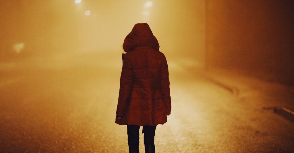 夕暮れの道をひとり歩く女性。人との距離を調整しながら、静かに自分を取り戻していく時間。