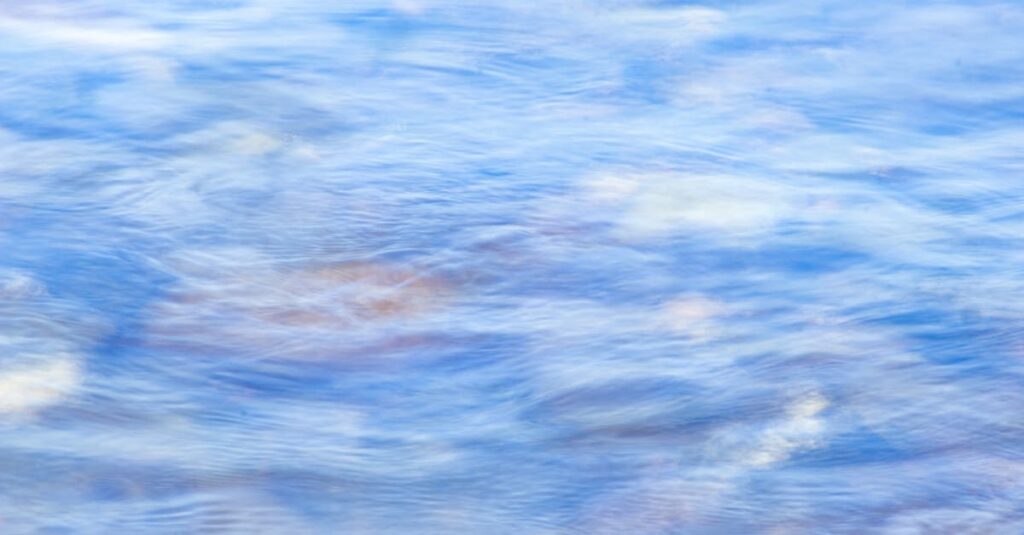 やわらかな光の中で静かに波打つ水面。整ったあとにも訪れる心の揺れを象徴する穏やかな風景。